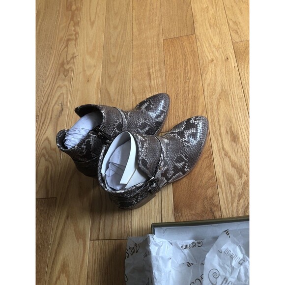 GC Shoes Side V Buckle Ankle Boots for Women Low Chunky Heeled Snake Skin Sz 6 - Picture 4 of 9